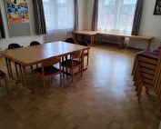 Foto des frisch gestrichenen Parketts im Pfarrsaal