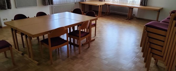 Foto des frisch gestrichenen Parketts im Pfarrsaal