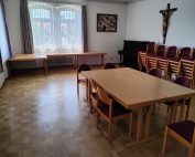 Foto des frisch gestrichenen Parketts im Pfarrsaal
