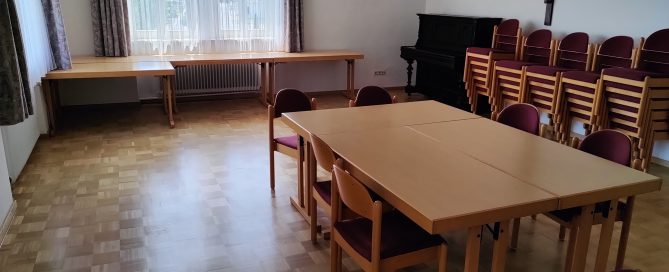 Foto des frisch gestrichenen Parketts im Pfarrsaal